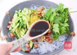 Illustration of how to make cold vermicelli 12