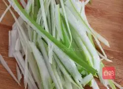 Illustration of how to make spicy and sour potato shreds 1