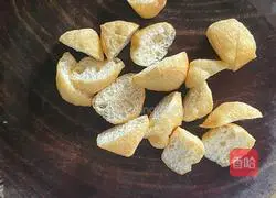 Illustration of how to make fried tofu and enoki mushrooms in pot 1