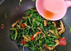 Illustration of how to stir-fry malan with dried aroma 14