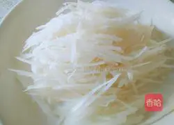 Illustration of how to make shredded radish with scallion oil 4