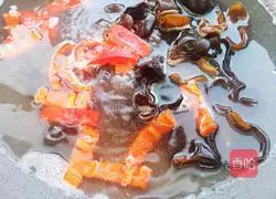 Illustration of how to make cucumber mixed with fungus 5