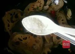 Illustration of how to make spicy lotus root slices 8