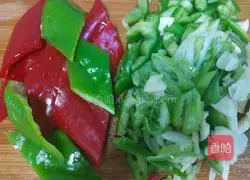 Illustration of how to stir-fry wild rice with double peppers 4