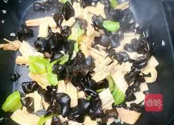 Illustration of how to make fried yuba with spicy fungus 5
