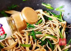 Illustration of how to stir-fry tofu skin with green garlic sprouts 6