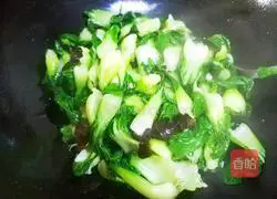 Illustration of how to make stir-fried green vegetables with black fungus 9