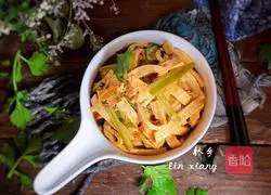 Illustration of how to make fried dried tofu with celery 14