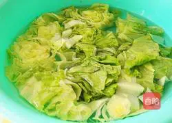 Illustration of how to make fried onions and lettuce 2