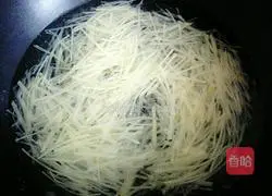 Illustration of how to make hot and sour cold potato shreds 4