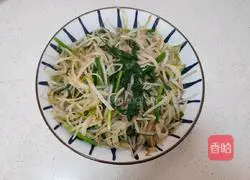 Illustration of how to stir-fry mung bean sprouts and leeks 6