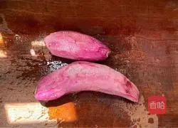 Illustration of how to make fried purple potato cubes 1