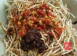 Illustration of how to make earthy cold salad with folded ear roots 5