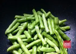 Illustration of how to stir-fry green beans 3