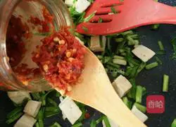 Illustration of how to make fried tofu with spicy green garlic sprouts 8
