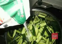 Illustration of how to make pickled cucumbers 7