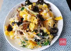 Illustration of how to stir-fry vermicelli with fungus 8