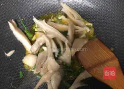 Illustration of how to make braised oyster mushrooms with vegetables 1