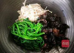 Illustration of how to make spinach with double mushrooms 11