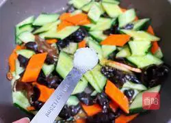 Illustration of how to make fried fungus with cucumber 10