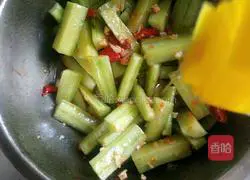 Illustration of how to make cold cucumber 18