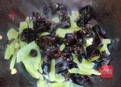 Illustration of how to make fried lettuce with fungus 13