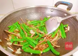 Illustration of how to stir-fry green beans with tea tree mushrooms 15