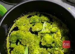 Illustration of how to make fried fungus with broccoli 1