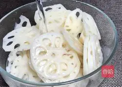 Illustration of how to make ginger lotus root slices 1