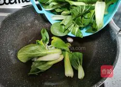 Illustration of how to stir-fry baby greens 4