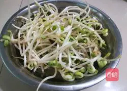 Illustration of how to stir-fry vermicelli with soybean sprouts 3