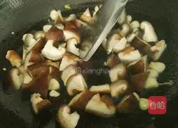 Illustration of how to make stir-fried cowpeas with mushrooms 13