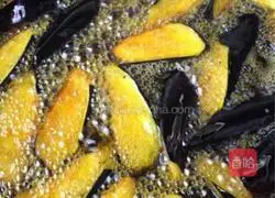 Illustration of how to braise eggplant in rice soup 3