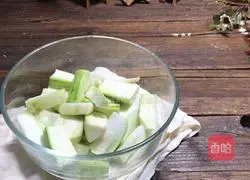 Illustration of how to make cold loofah 1