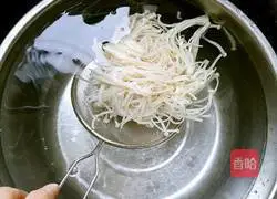 Illustration of how to mix Enoki mushrooms 5