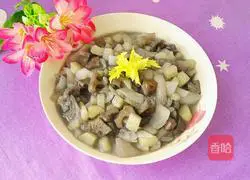 Illustration of how to stir-fry potatoes with diced onions and lotus roots 15