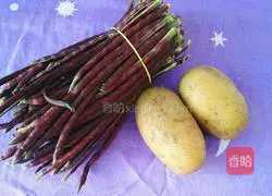 Illustration of how to make fried red cowpeas with potatoes 1