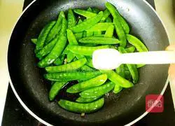 Illustration of how to make garlic snow peas 6