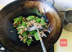 Illustration of how to make fried beef with green pepper and black bean sauce 8