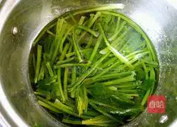 Illustration of how to make spicy spinach with reduced fat 3