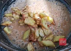 Illustration of how to stir-fry diced eggplant with walnut puree 15