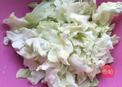 Illustration of how to make hand-shred cabbage 2