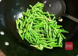 Illustration of how to make garlic soy beans 6