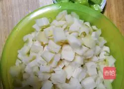 Illustration of how to make spicy stir-fried diced lotus root 2