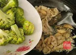 Illustration of how to stir-fry broccoli with oyster mushrooms 9