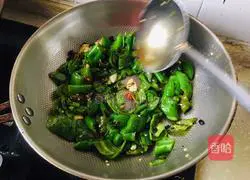 Illustration of how to cook green peppers with black bean paste 10