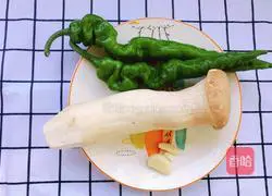 Illustration of how to stir-fry king oyster mushrooms with green pepper 1