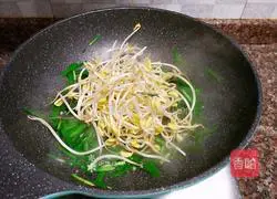 Illustration of how to make stir-fried bean sprouts with leeks 7