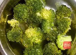 Illustration of how to make cold broccoli 1