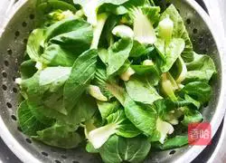 Illustration of how to make stir-fried green vegetables with black fungus 2
